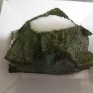 マヨおにぎり～イシイのとりそぼろと粉チーズ